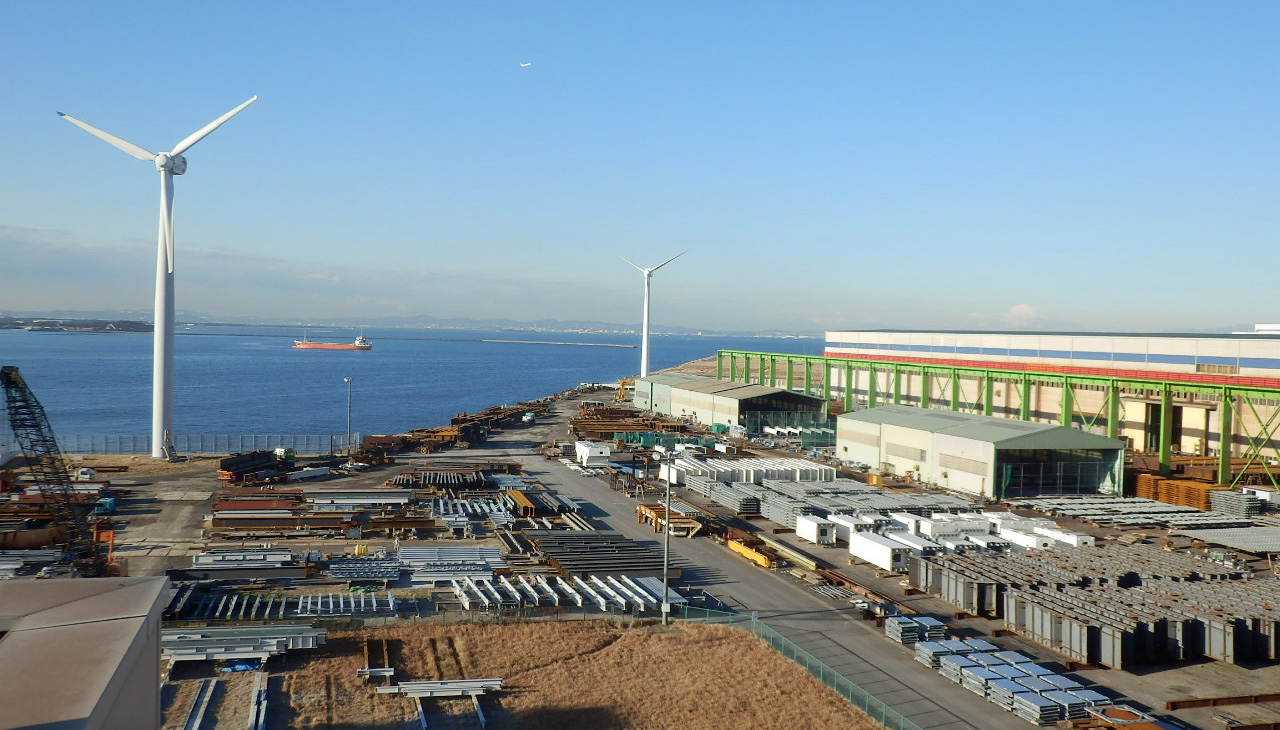 富津工場の風力発電機の写真