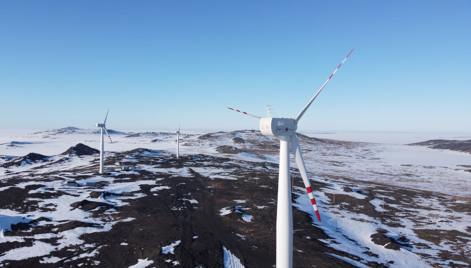 サハ共和国ティクシ市の風力発電機の写真